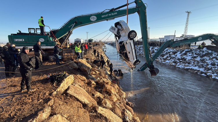 Şanlurfa'da otomobil su kanalına düştü: 3 kişi öldü